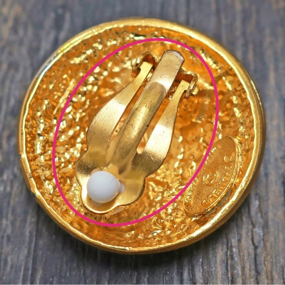 Vintage Chanel clip on earrings - Picture 6 of 9